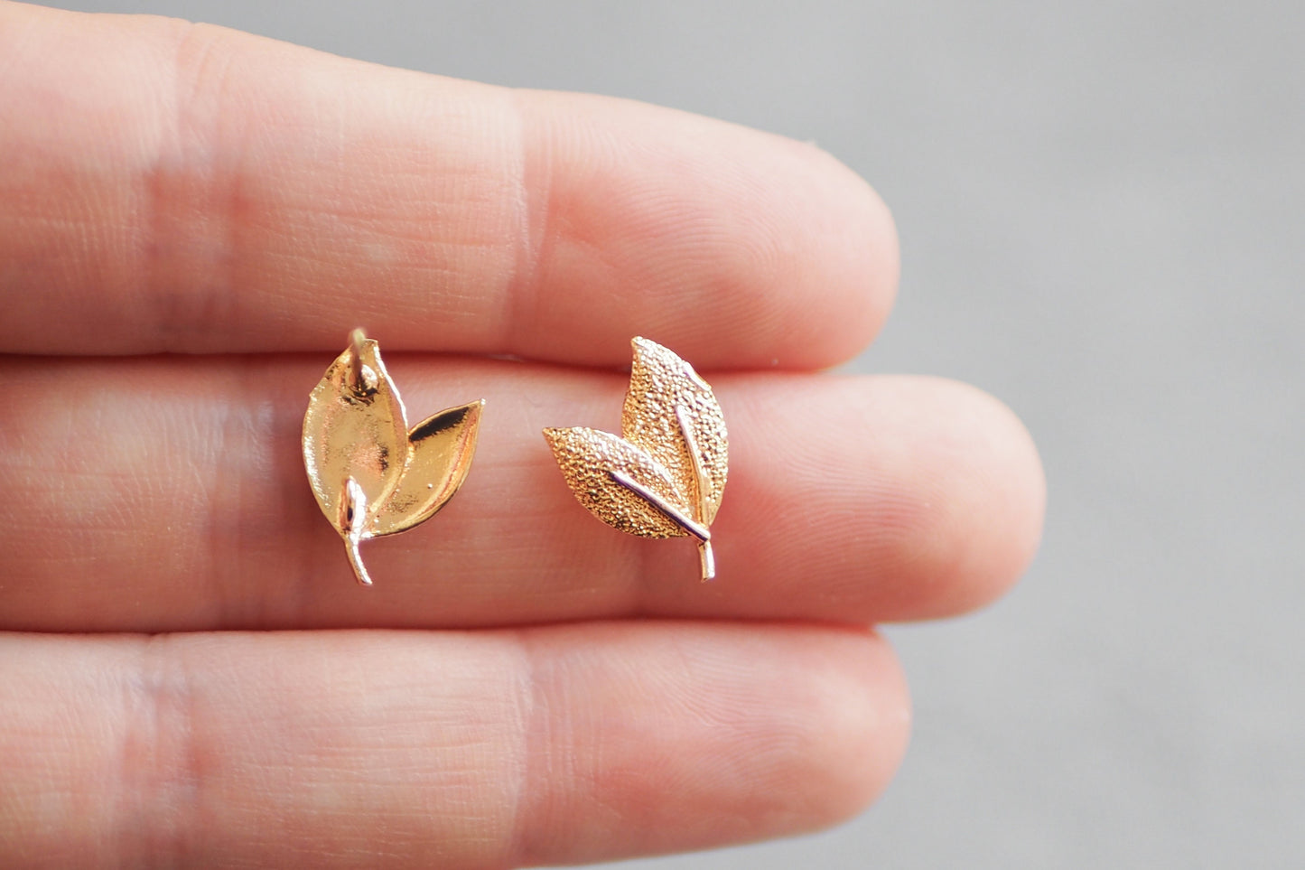 5 Paar Blatt Ohrstecker mit strukturierter Oberfläche aus Messing, 18 Karat echt vergoldet, Herbst Blätter Laub Pflanze, Schmuckzubehör gold