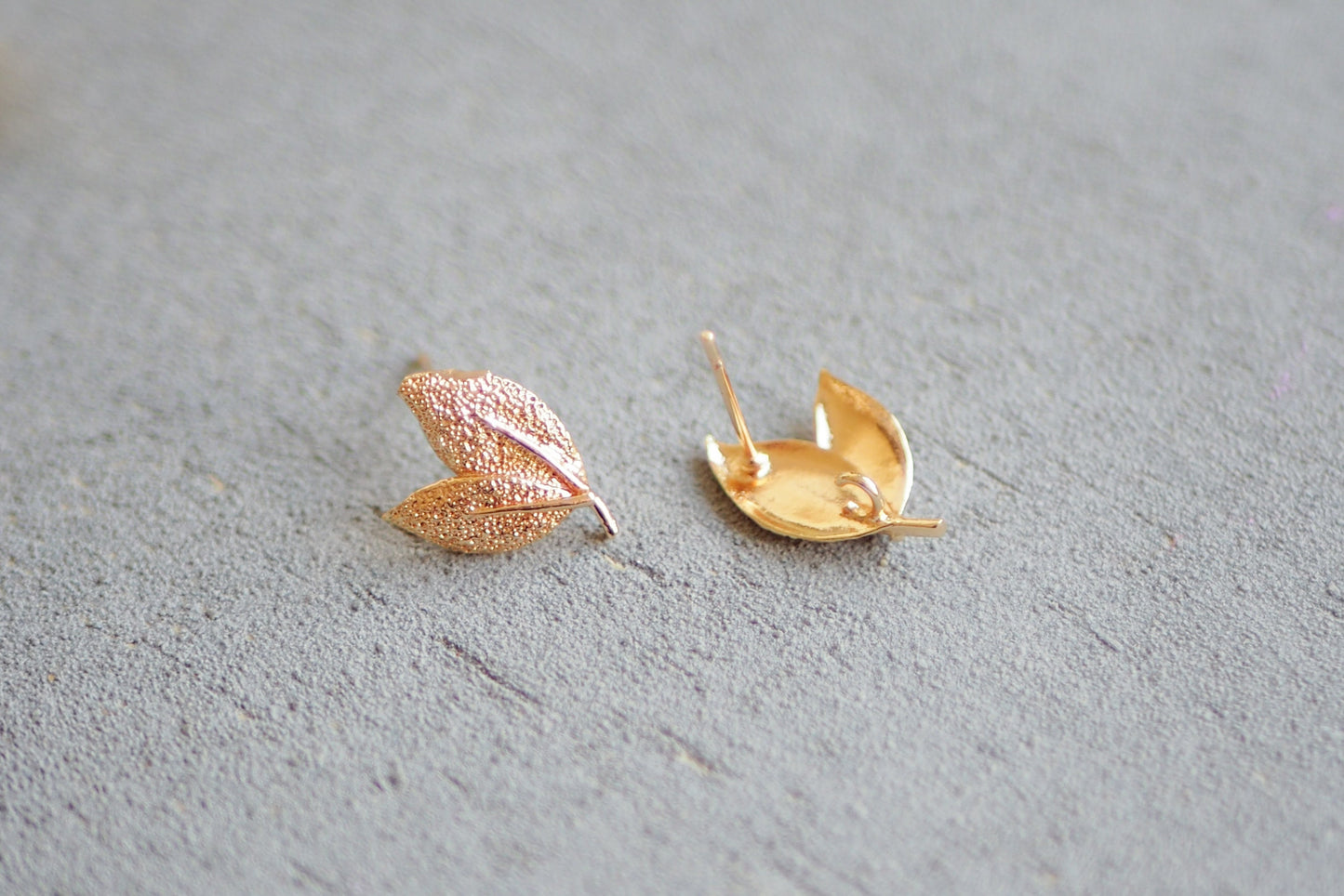 5 Paar Blatt Ohrstecker mit strukturierter Oberfläche aus Messing, 18 Karat echt vergoldet, Herbst Blätter Laub Pflanze, Schmuckzubehör gold