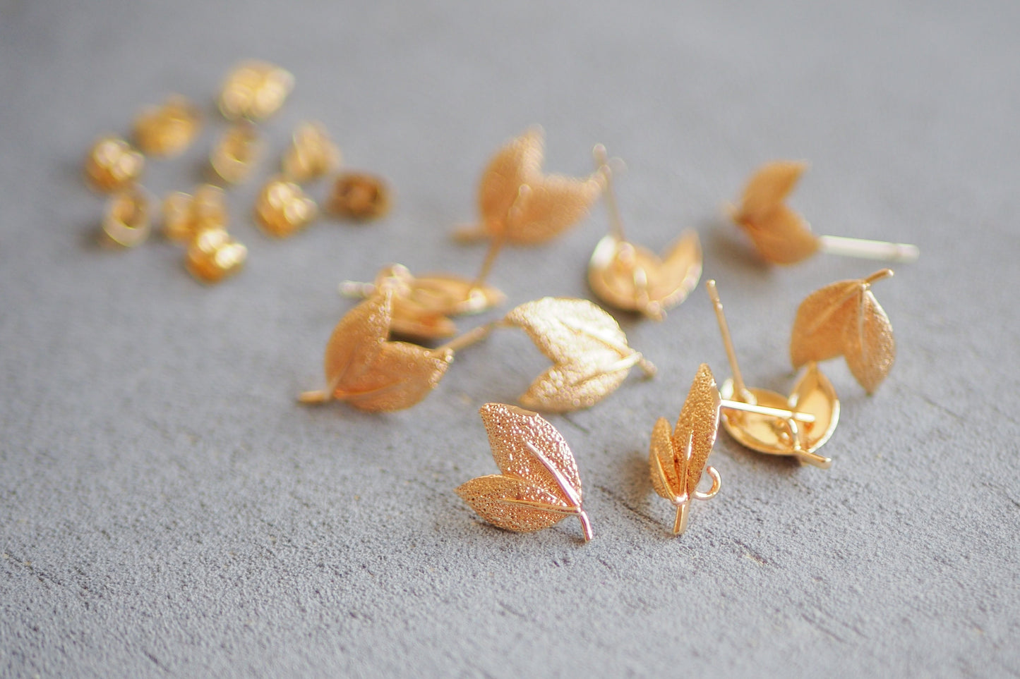 5 Paar Blatt Ohrstecker mit strukturierter Oberfläche aus Messing, 18 Karat echt vergoldet, Herbst Blätter Laub Pflanze, Schmuckzubehör gold