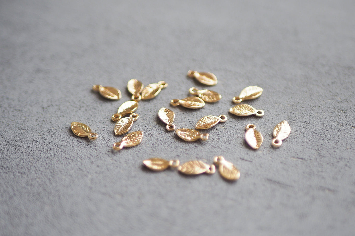 20 mini Blatt Anhänger aus Messing 18 Karat echt vergoldet, 10mm x 4mm, Blättchen Blätter Laub Herbst Feder, Schmuckzubehör Gold