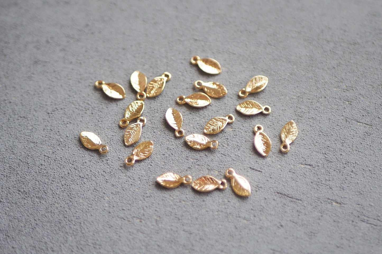 20 mini Blatt Anhänger aus Messing 18 Karat echt vergoldet, 10mm x 4mm, Blättchen Blätter Laub Herbst Feder, Schmuckzubehör Gold