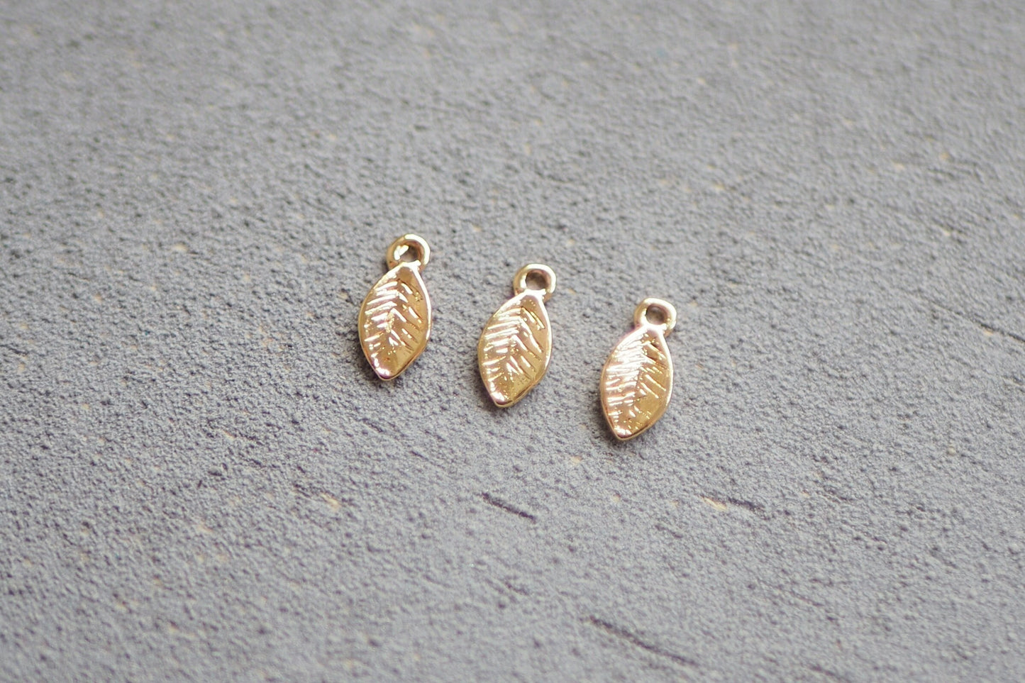 20 mini Blatt Anhänger aus Messing 18 Karat echt vergoldet, 10mm x 4mm, Blättchen Blätter Laub Herbst Feder, Schmuckzubehör Gold