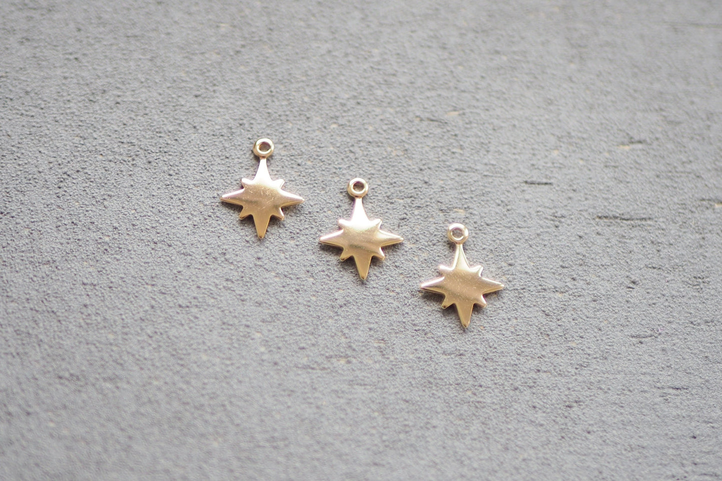 10 Stern Anhänger aus Messing 18 Karat echt vergoldet, 14mm x 11mm, Nordstern Polarstern Weihnachtsstern, Schmuckzubehör Gold