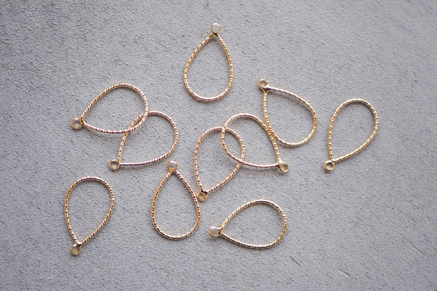 10 gedrehte Tropfen Anhänger, 21mm oder , tropfenförmig, 18 Karat echt vergoldet, Verbinder Schmuckzubehör