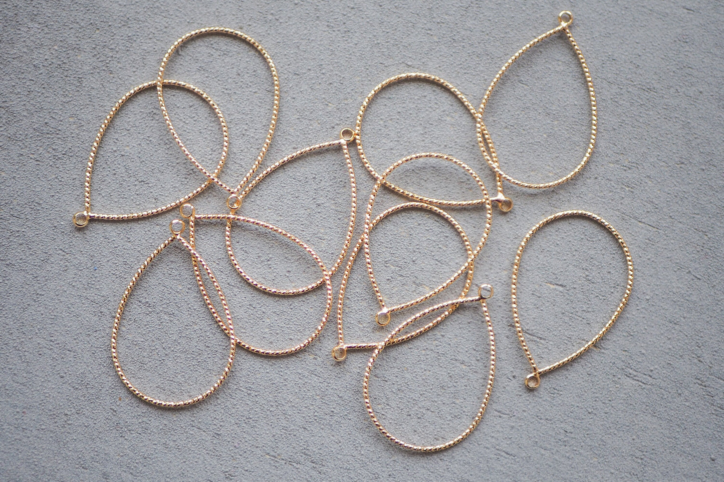 10 gedrehte Tropfen Anhänger, 21mm oder , tropfenförmig, 18 Karat echt vergoldet, Verbinder Schmuckzubehör
