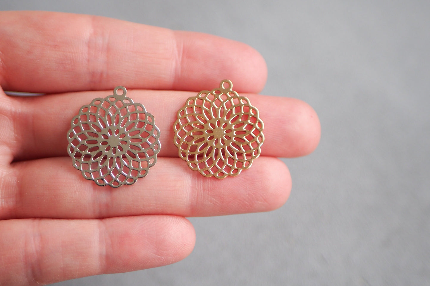 10x filigrane Mandala Anhänger aus Messing, 25mm in Gold oder Silber, Blume des Lebens Lebensblume Yoga, Schmuckzubehör