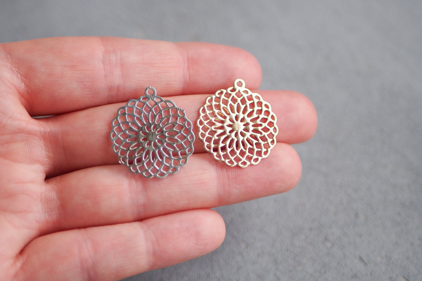 10x filigrane Mandala Anhänger aus Messing, 25mm in Gold oder Silber, Blume des Lebens Lebensblume Yoga, Schmuckzubehör