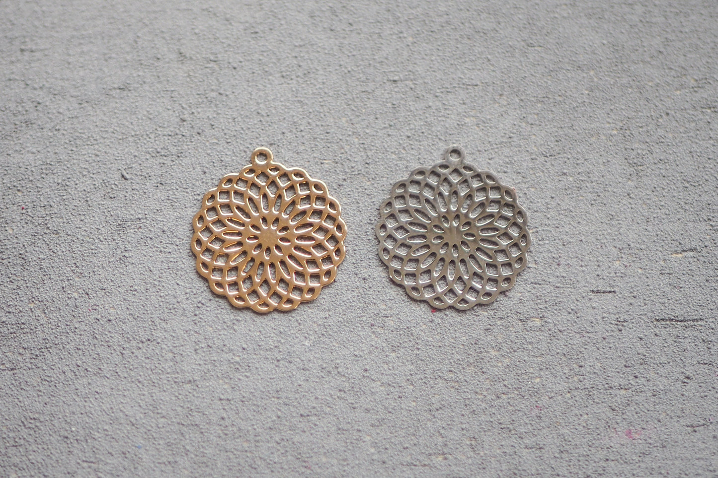10x filigrane Mandala Anhänger aus Messing, 25mm in Gold oder Silber, Blume des Lebens Lebensblume Yoga, Schmuckzubehör