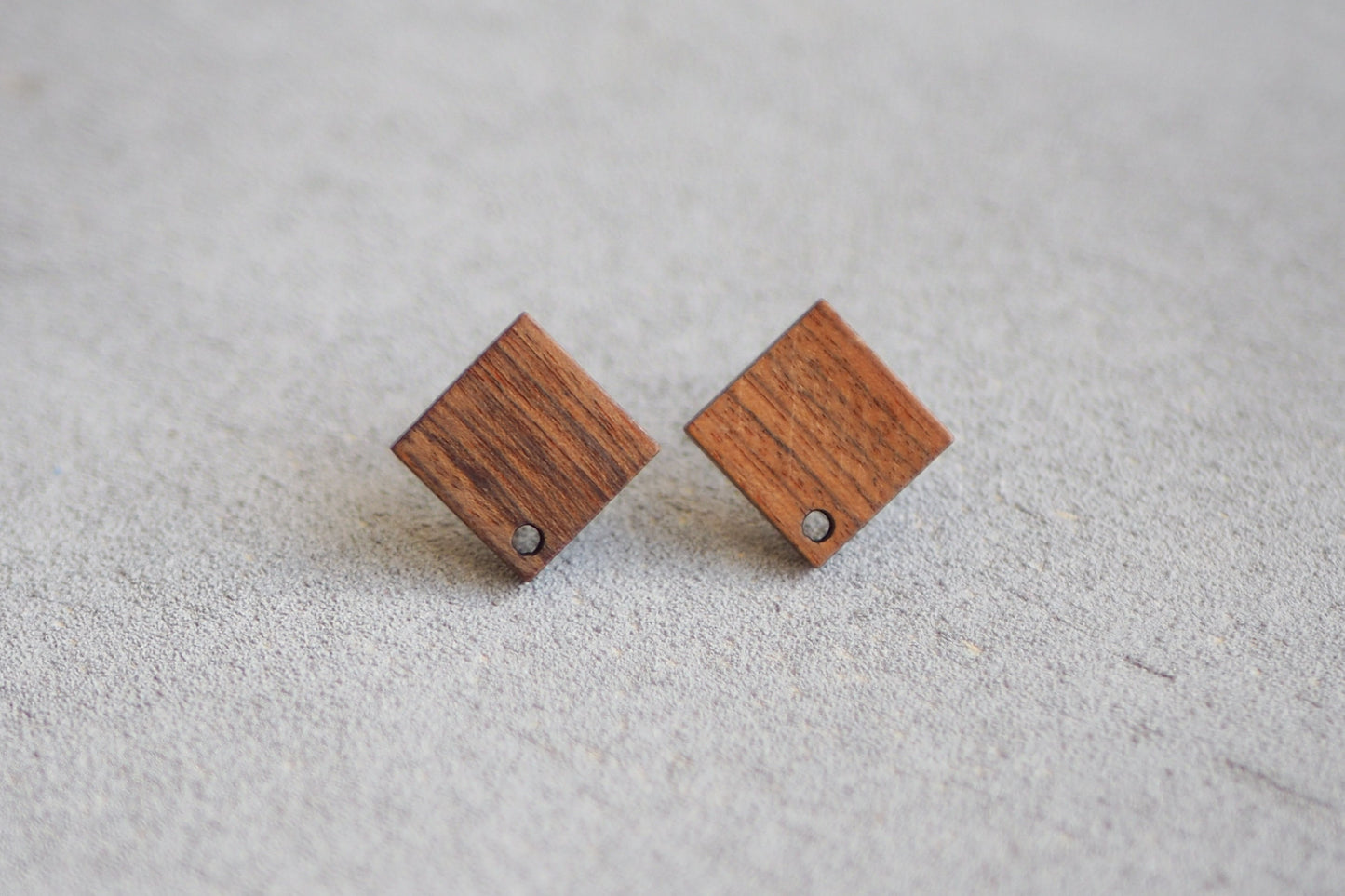 10x Holz Ohrstecker quadratisch, 17mm x 17mm, Schmuckzubehör für DIY Schmuck, Quadrat Viereck Walnuss Holz Ohrringe Ohrschmuck