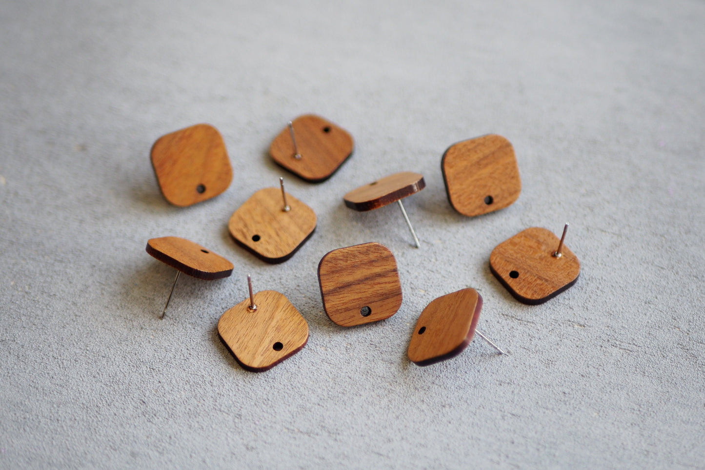 10x Holz Ohrstecker quadratisch, 16mm x 16mm, Schmuckzubehör für DIY Schmuck, Quadrat Viereck Walnuss Holz Ohrringe Ohrschmuck