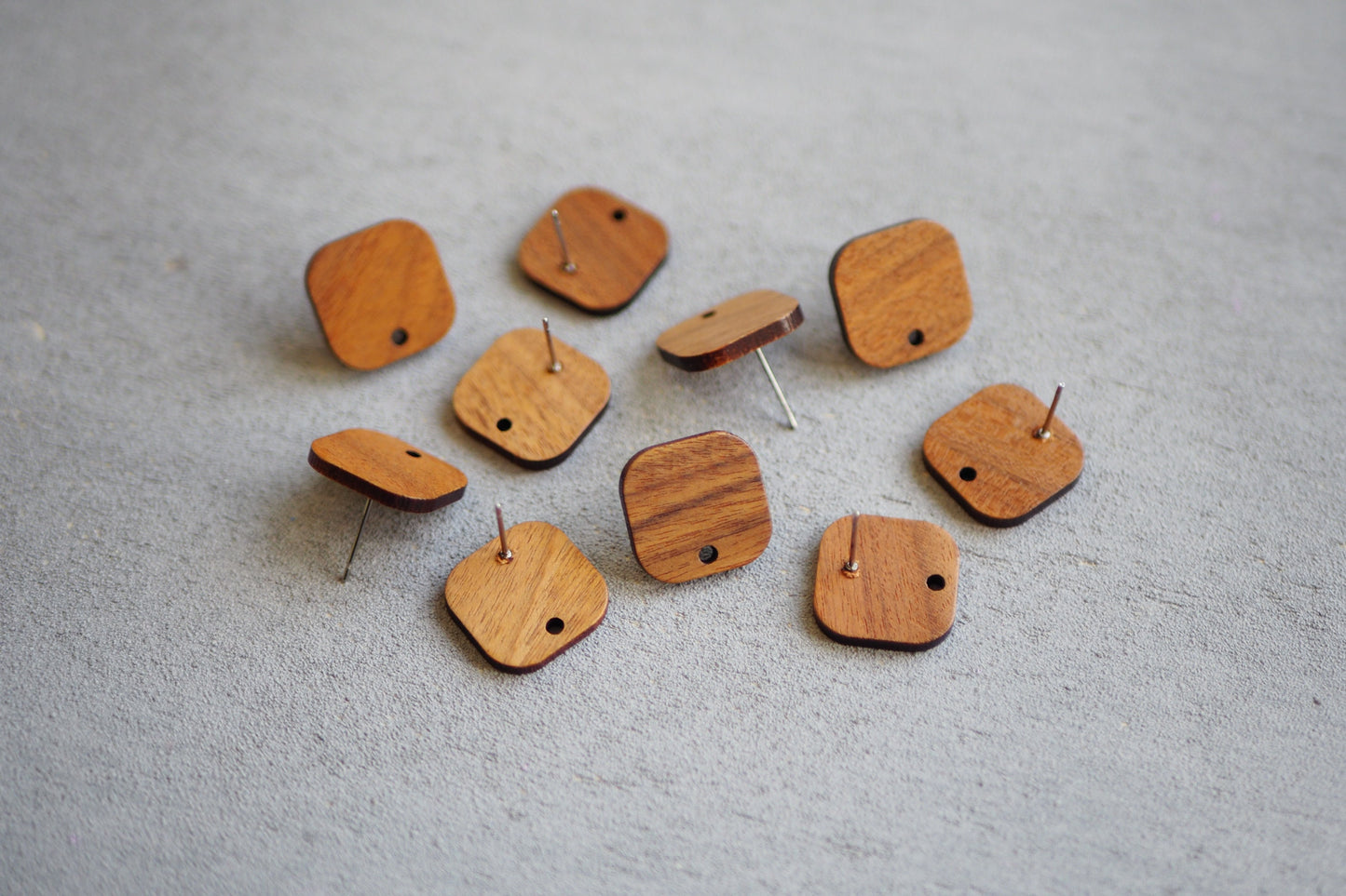 10x Holz Ohrstecker quadratisch, 16mm x 16mm, Schmuckzubehör für DIY Schmuck, Quadrat Viereck Walnuss Holz Ohrringe Ohrschmuck