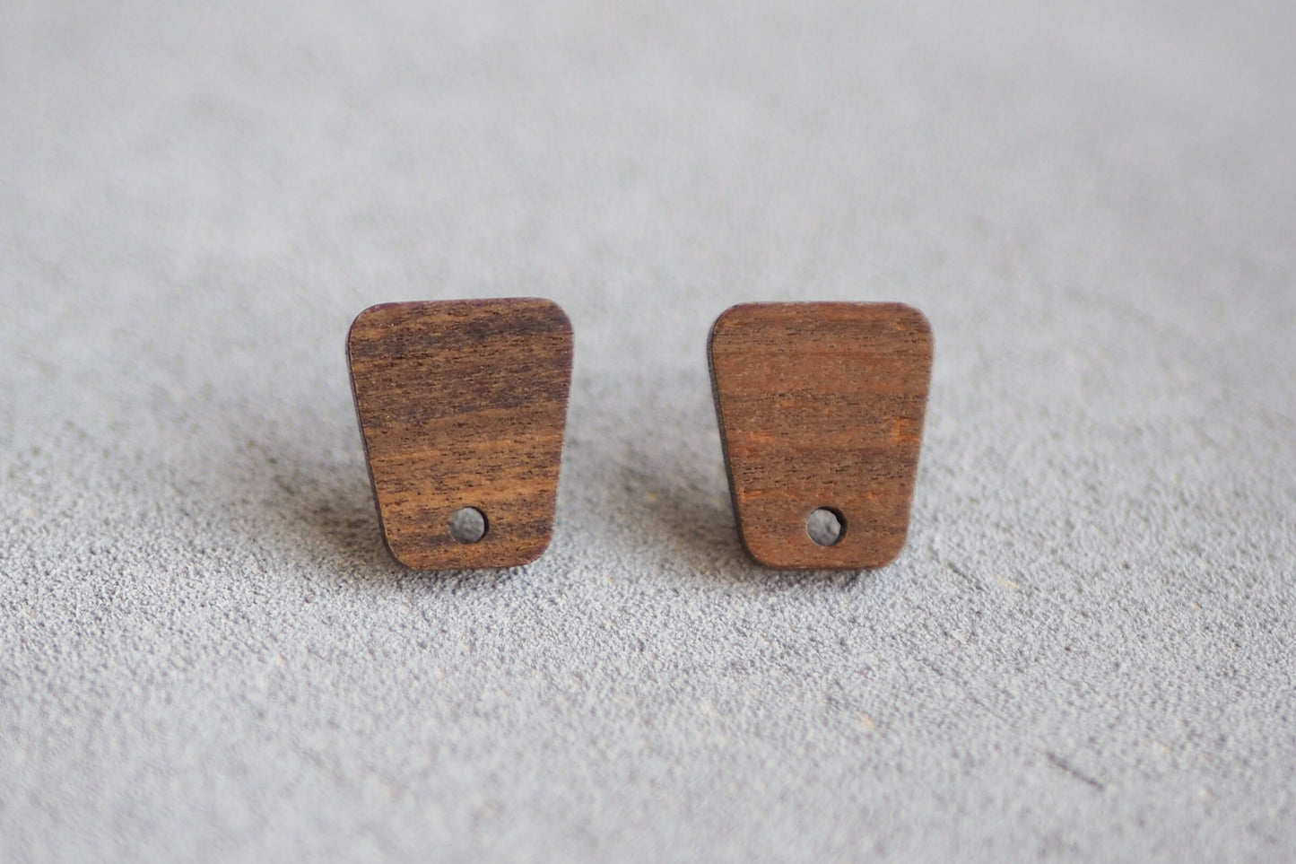 10x Holz Ohrstecker trapezförmig, 14mm x 12mm, Schmuckzubehör für DIY Schmuck, Trapez Viereck Rechteck, Walnuss Holz Ohrringe Ohrschmuck