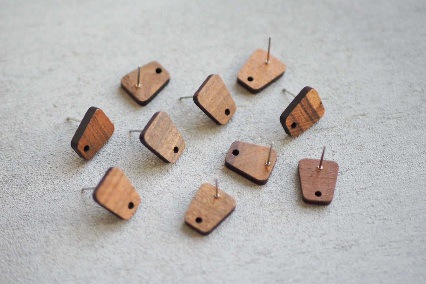 10x Holz Ohrstecker trapezförmig, 14mm x 12mm, Schmuckzubehör für DIY Schmuck, Trapez Viereck Rechteck, Walnuss Holz Ohrringe Ohrschmuck