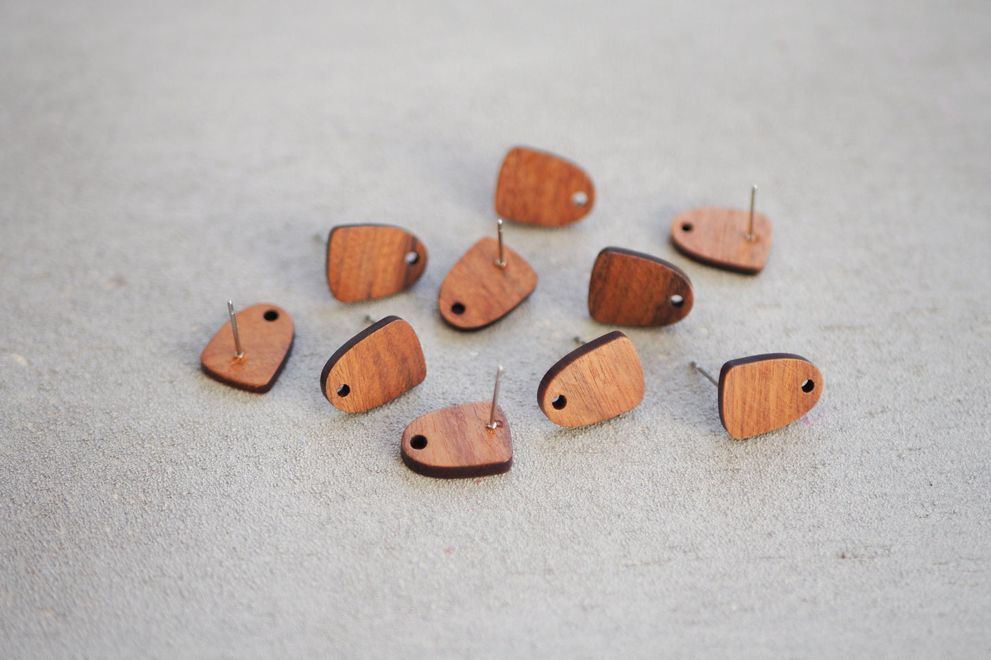 10x Holz Ohrstecker trapezförmig, 15mm x 11mm, Schmuckzubehör für DIY Schmuck, Trapez Viereck Rechteck, Walnuss Holz Ohrringe Ohrschmuck