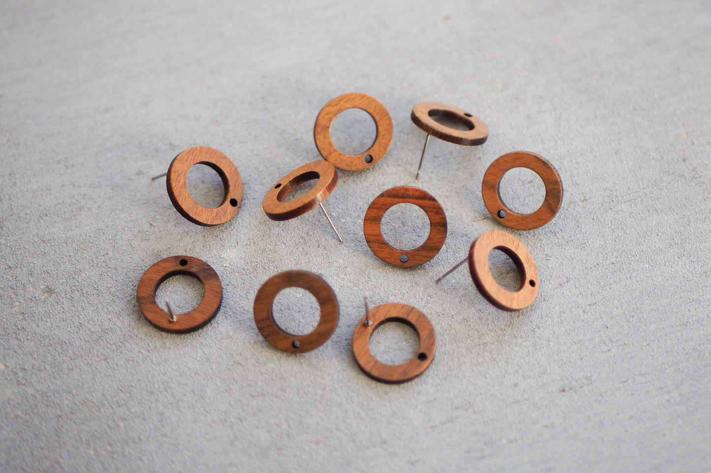 10x Holz Ohrstecker ringförmig, 18mm, Schmuckzubehör für DIY Schmuck, Kreis Rund Ring Walnuss Holz Ohrringe Ohrschmuck