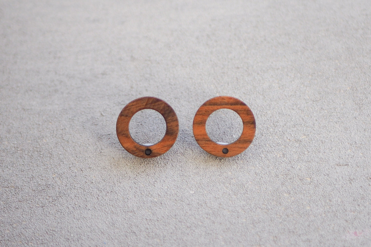 10x Holz Ohrstecker ringförmig, 18mm, Schmuckzubehör für DIY Schmuck, Kreis Rund Ring Walnuss Holz Ohrringe Ohrschmuck