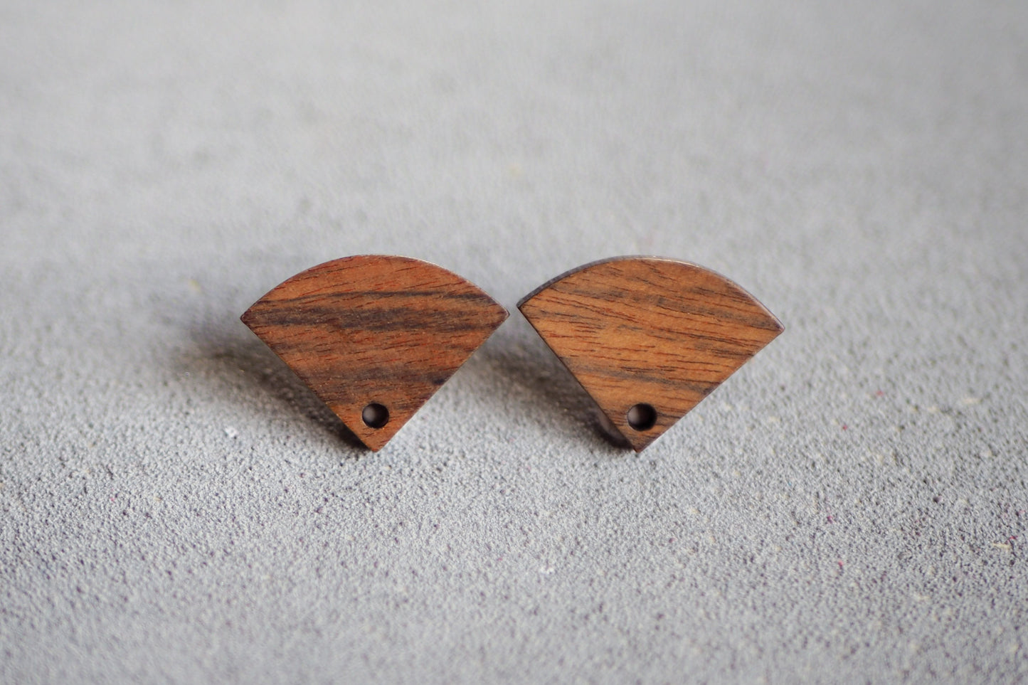 10x Holz Ohrstecker 1/4 Kreis, 14mm x 13mm, Schmuckzubehör für DIY Schmuck, Kuchenstück Viertelkreis Rund, Walnuss Holz Ohrringe Ohrschmuck