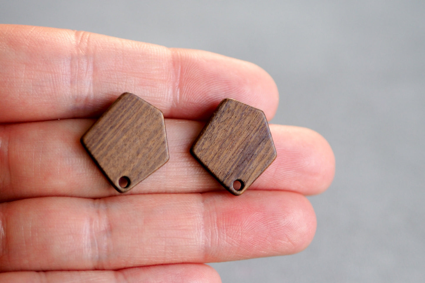 10x Holz Ohrstecker asymmetrisch, 21mm x 19mm, Schmuckzubehör für DIY Schmuck, Fünfeck Vieleck, Walnuss Holz Ohrringe Ohrschmuck