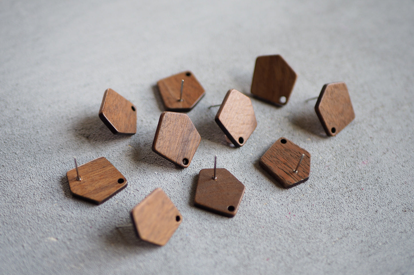10x Holz Ohrstecker asymmetrisch, 21mm x 19mm, Schmuckzubehör für DIY Schmuck, Fünfeck Vieleck, Walnuss Holz Ohrringe Ohrschmuck