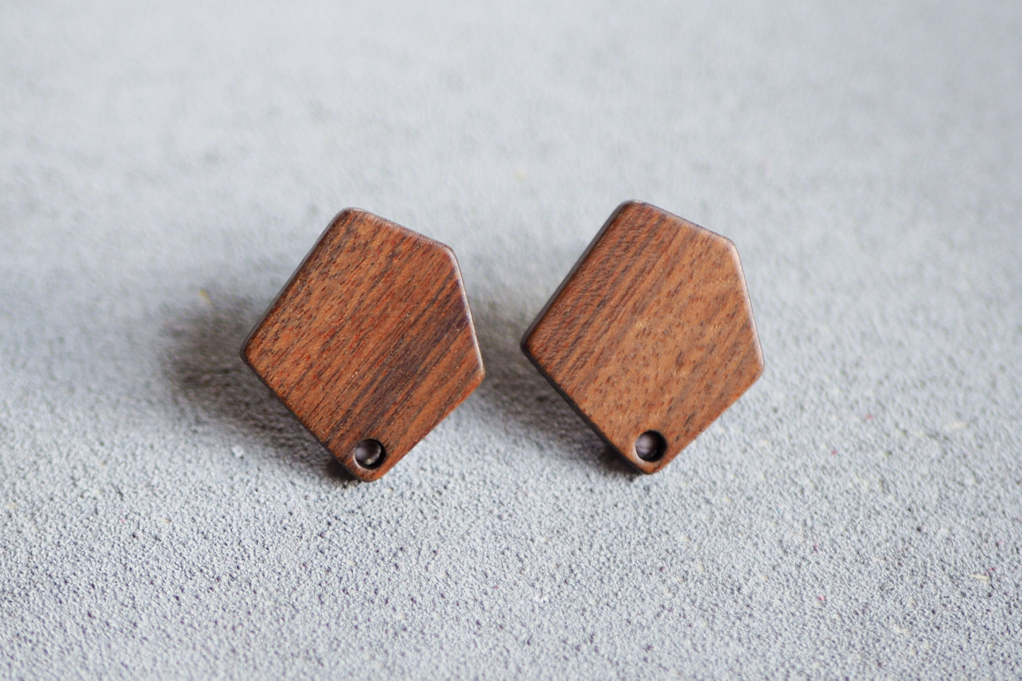 10x Holz Ohrstecker asymmetrisch, 21mm x 19mm, Schmuckzubehör für DIY Schmuck, Fünfeck Vieleck, Walnuss Holz Ohrringe Ohrschmuck