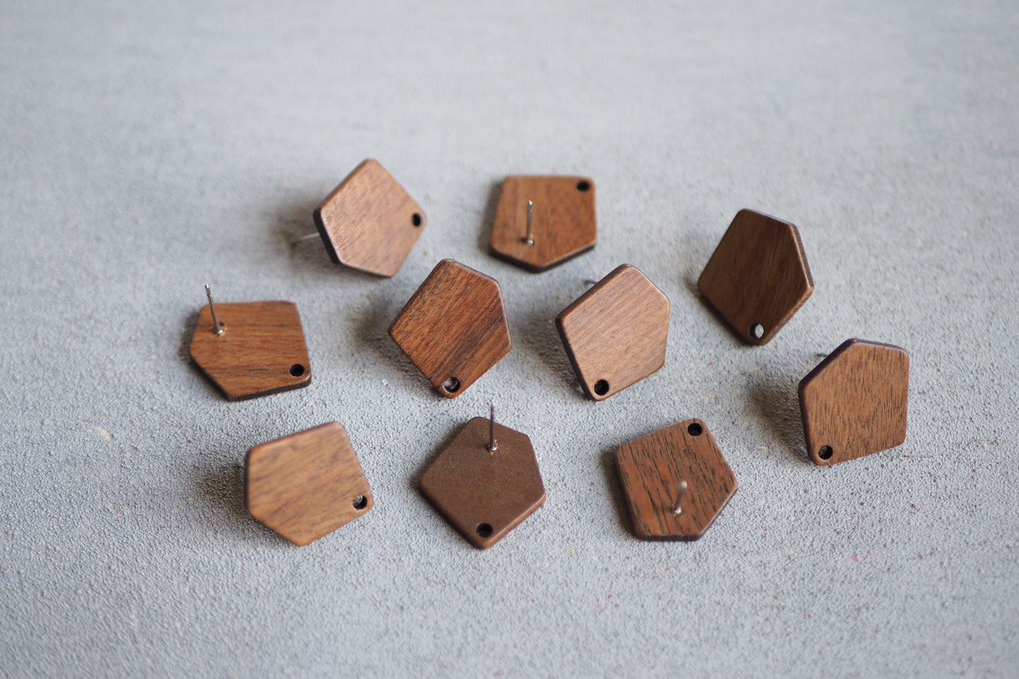10x Holz Ohrstecker asymmetrisch, 21mm x 19mm, Schmuckzubehör für DIY Schmuck, Fünfeck Vieleck, Walnuss Holz Ohrringe Ohrschmuck