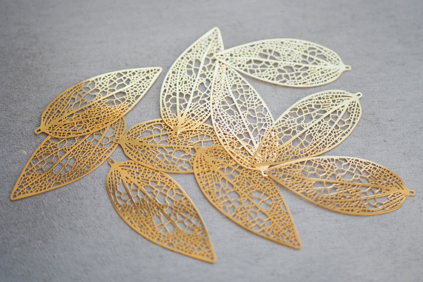 10x große filigrane Blatt Anhänger aus Edelstahl, 64mm x 27mm, 18 Karat echt vergoldet, Herbst Blätter Blattskelett, Schmuckzubehör