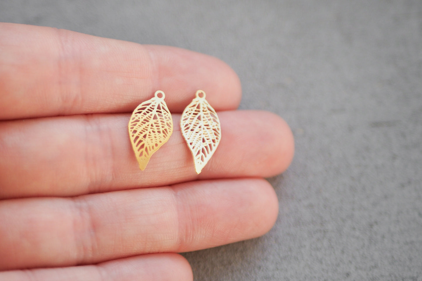 10x kleine Blatt Anhänger aus Edelstahl, 19mm x 10mm, 18 Karat echt vergoldet, Herbst Blättchen Laub Blätter, Gold Schmuckzubehör