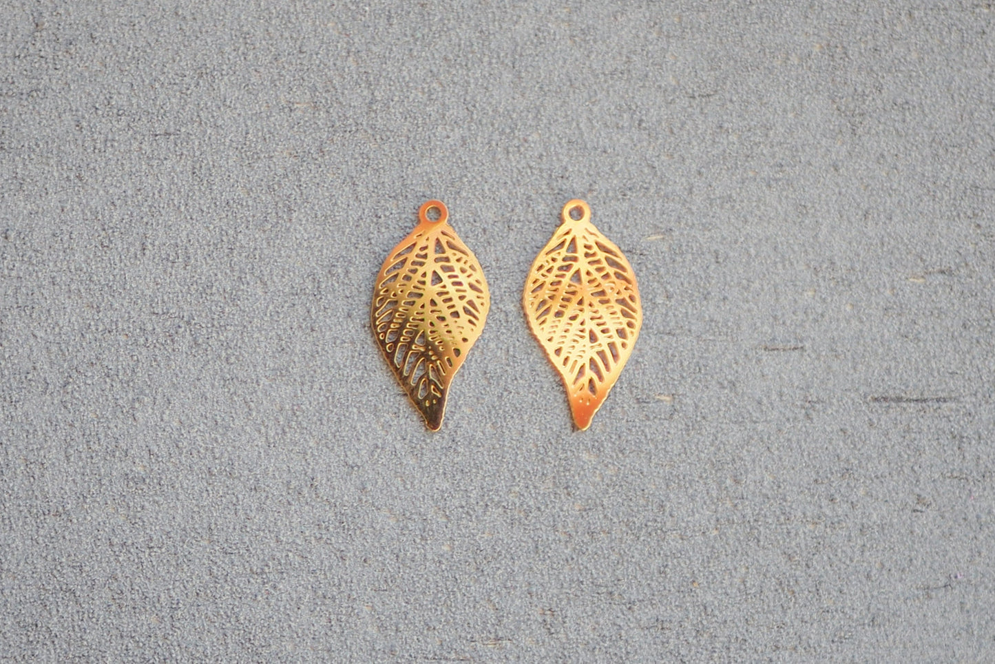10x kleine Blatt Anhänger aus Edelstahl, 19mm x 10mm, 18 Karat echt vergoldet, Herbst Blättchen Laub Blätter, Gold Schmuckzubehör