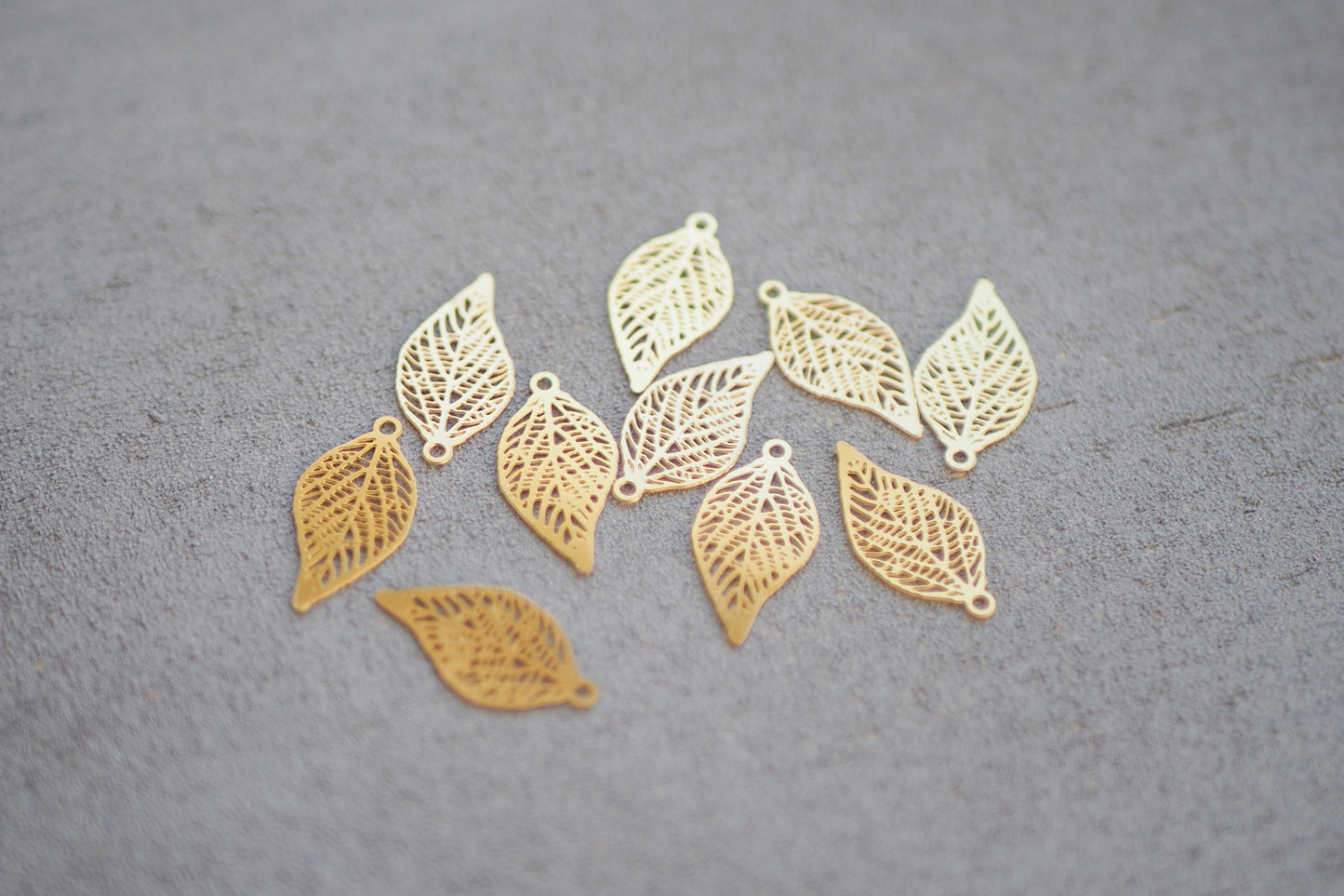 10x kleine Blatt Anhänger aus Edelstahl, 19mm x 10mm, 18 Karat echt vergoldet, Herbst Blättchen Laub Blätter, Gold Schmuckzubehör