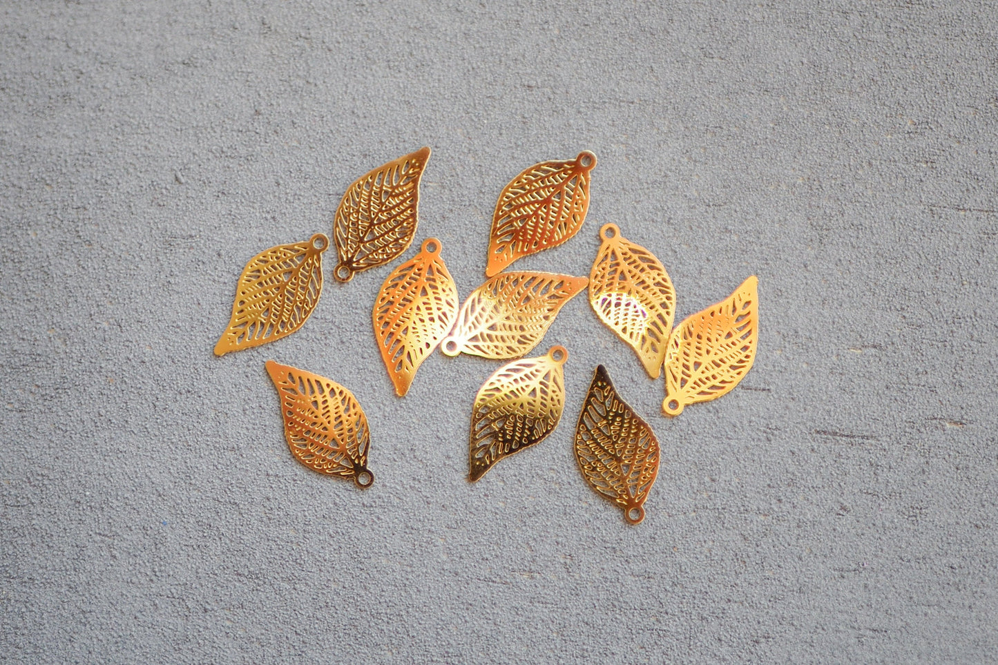 10x kleine Blatt Anhänger aus Edelstahl, 19mm x 10mm, 18 Karat echt vergoldet, Herbst Blättchen Laub Blätter, Gold Schmuckzubehör