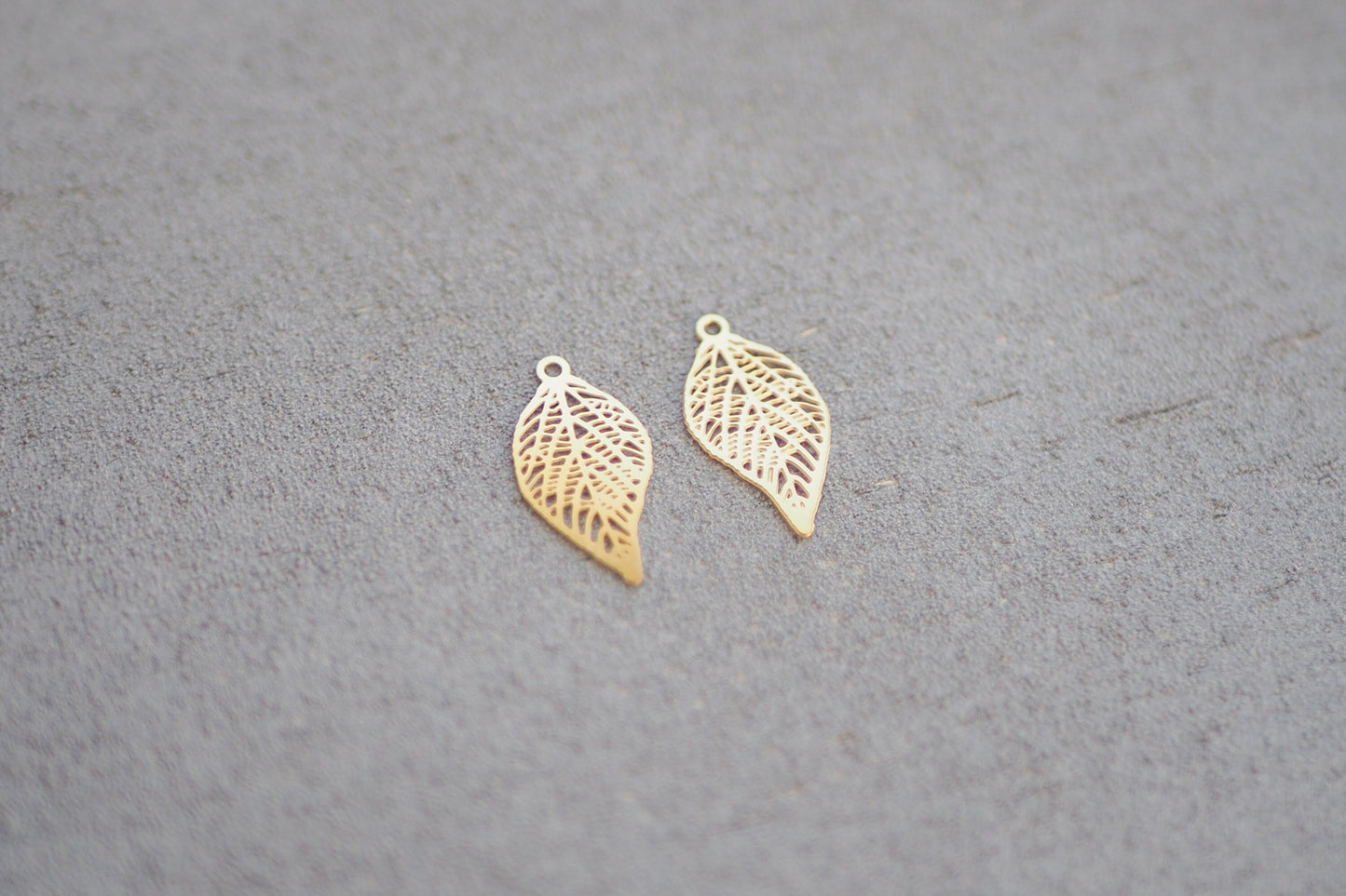 10x kleine Blatt Anhänger aus Edelstahl, 19mm x 10mm, 18 Karat echt vergoldet, Herbst Blättchen Laub Blätter, Gold Schmuckzubehör