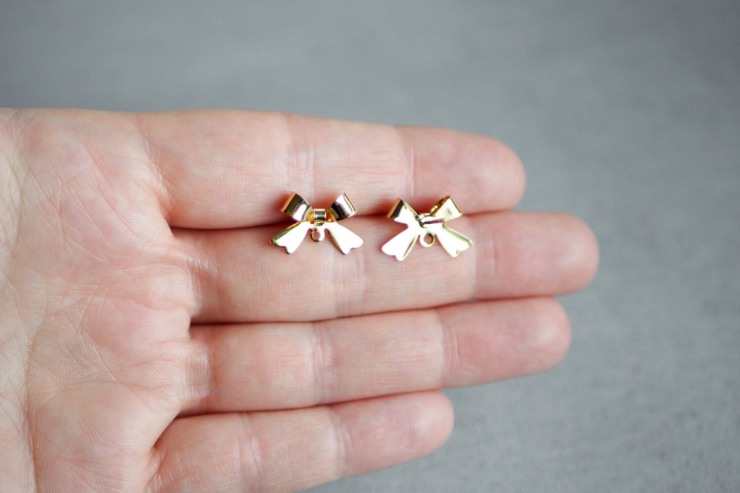 5 Paar Schleifen Ohrstecker aus Messing 18 Karat echt vergoldet, 10mm x 15mm, schmale Schleife Weihnachten Band, Schmuckzubehör Gold