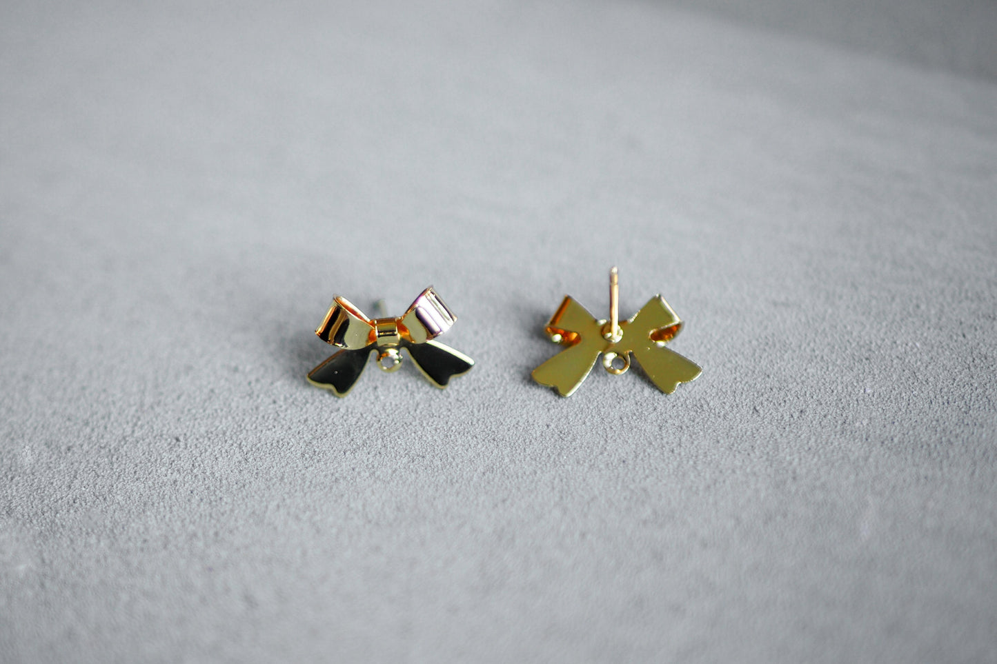 5 Paar Schleifen Ohrstecker aus Messing 18 Karat echt vergoldet, 10mm x 15mm, schmale Schleife Weihnachten Band, Schmuckzubehör Gold