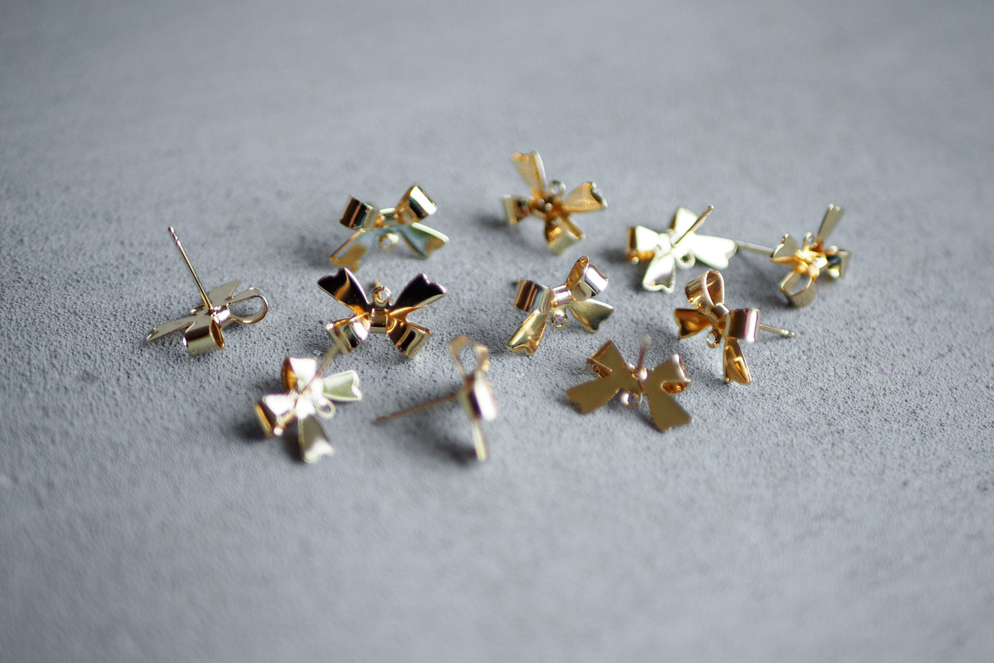 5 Paar Schleifen Ohrstecker aus Messing 18 Karat echt vergoldet, 10mm x 15mm, schmale Schleife Weihnachten Band, Schmuckzubehör Gold