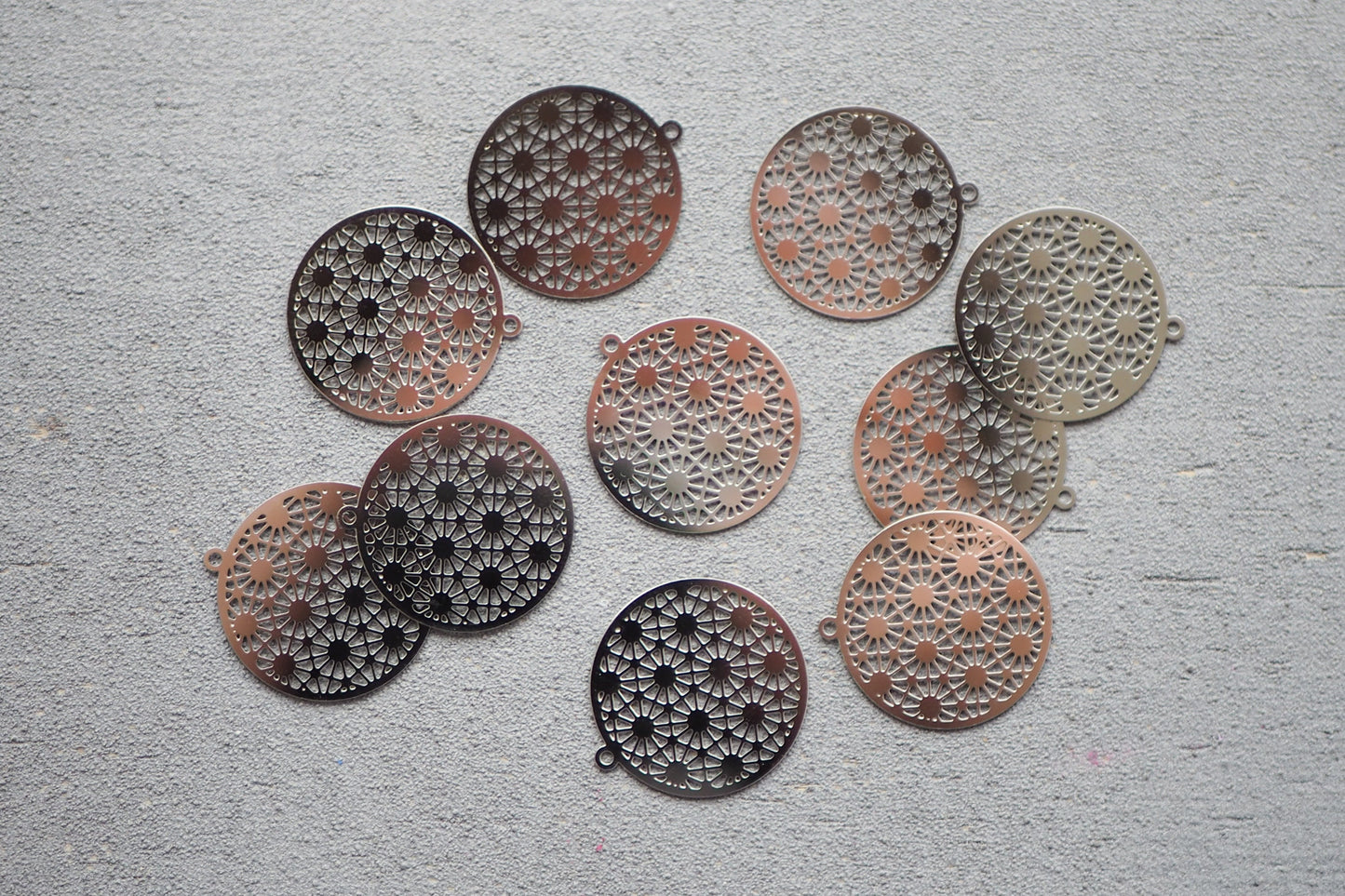 10x filigrane Mandala Anhänger aus Edelstahl, 20mm in Gold oder Silber, Blume des Lebens, Schmuckzubehör, 18 Karat echt vergoldet