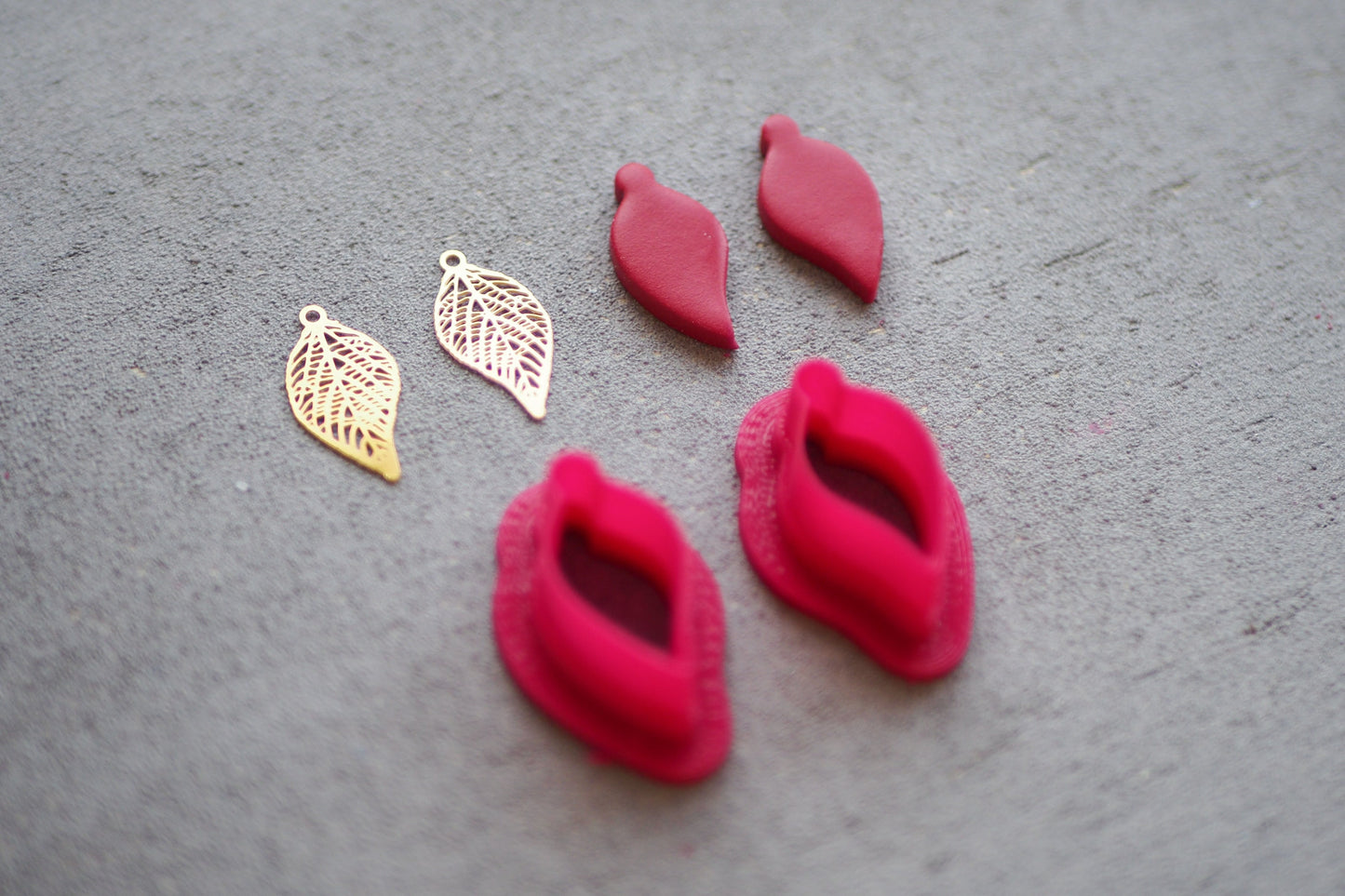 10x kleine Blatt Anhänger aus Edelstahl, 19mm x 10mm, 18 Karat echt vergoldet, Herbst Blättchen Laub Blätter, Gold Schmuckzubehör