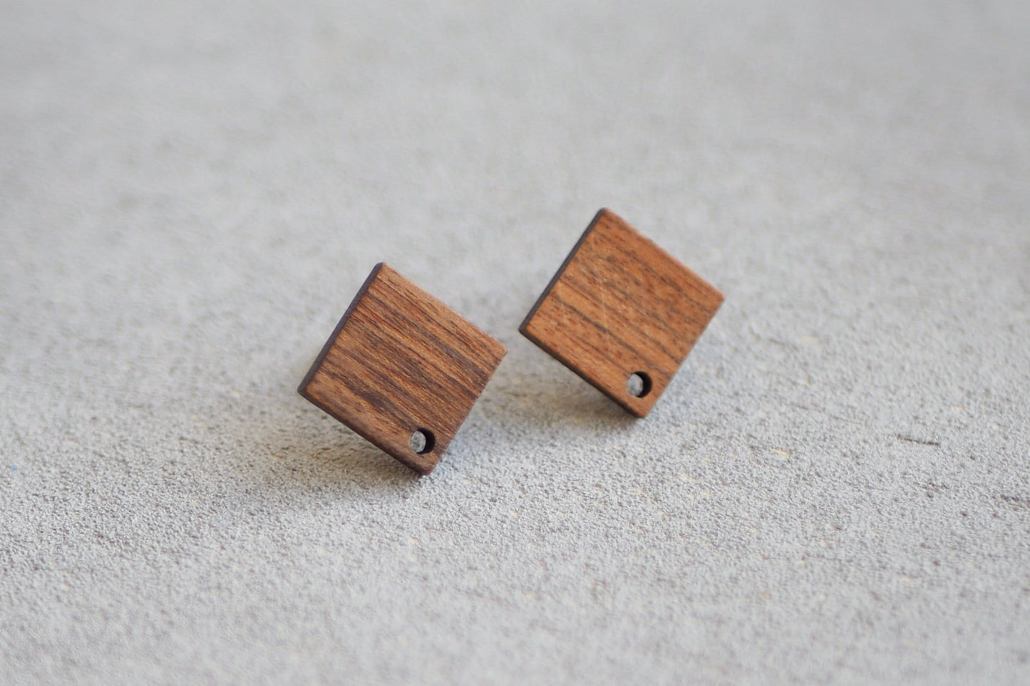 10x Holz Ohrstecker quadratisch, 17mm x 17mm, Schmuckzubehör für DIY Schmuck, Quadrat Viereck Walnuss Holz Ohrringe Ohrschmuck