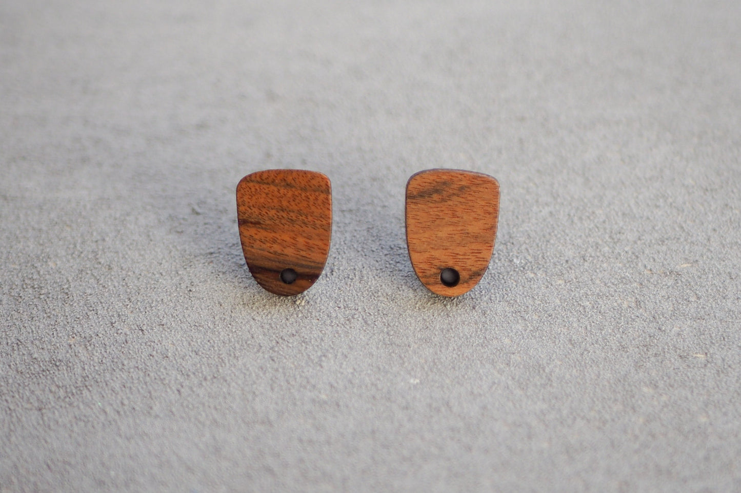 10x Holz Ohrstecker trapezförmig, 15mm x 11mm, Schmuckzubehör für DIY Schmuck, Trapez Viereck Rechteck, Walnuss Holz Ohrringe Ohrschmuck