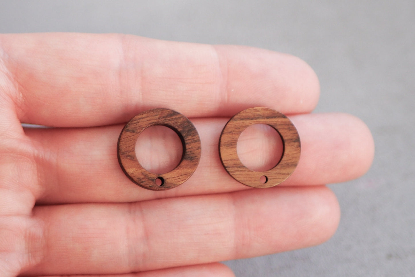 10x Holz Ohrstecker ringförmig, 18mm, Schmuckzubehör für DIY Schmuck, Kreis Rund Ring Walnuss Holz Ohrringe Ohrschmuck