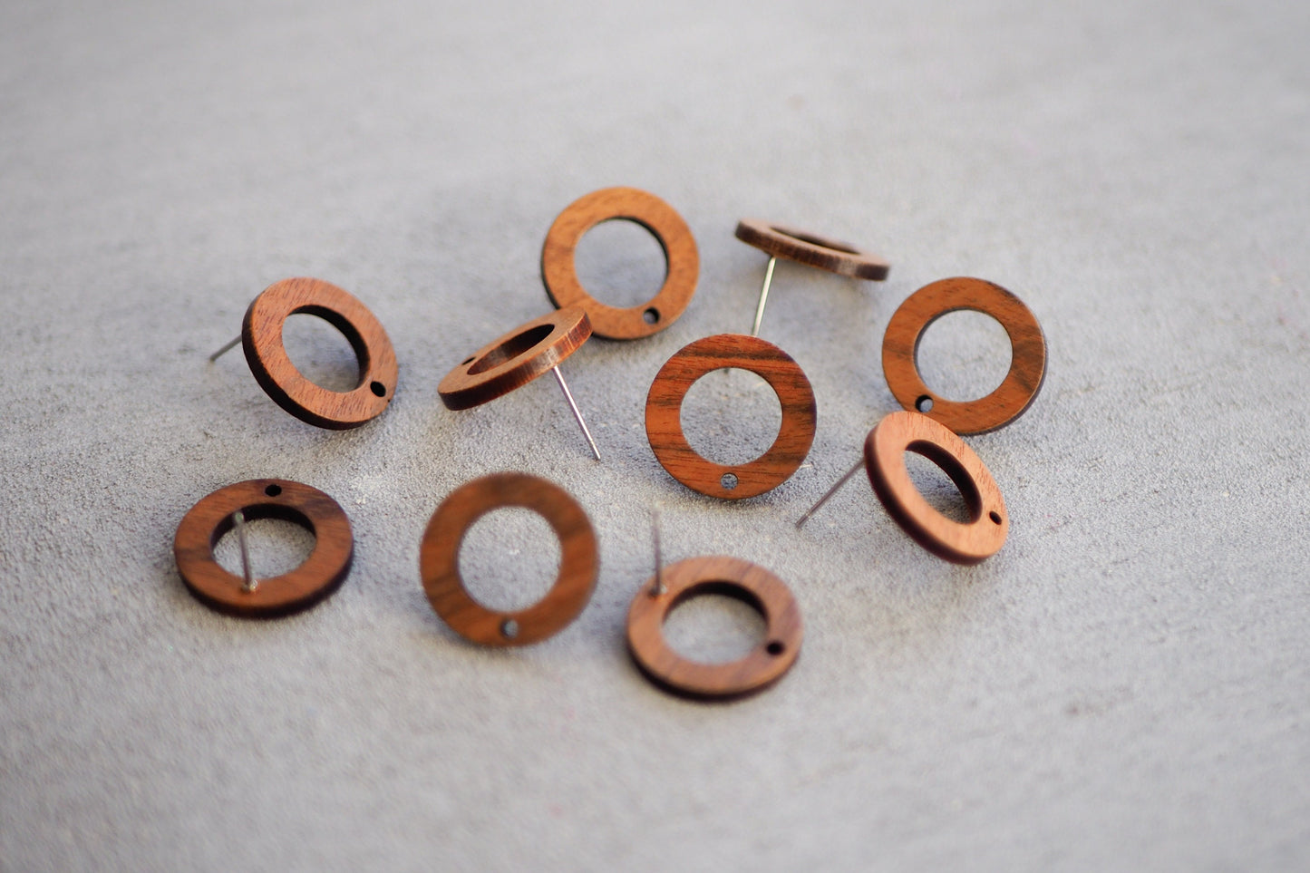 10x Holz Ohrstecker ringförmig, 18mm, Schmuckzubehör für DIY Schmuck, Kreis Rund Ring Walnuss Holz Ohrringe Ohrschmuck