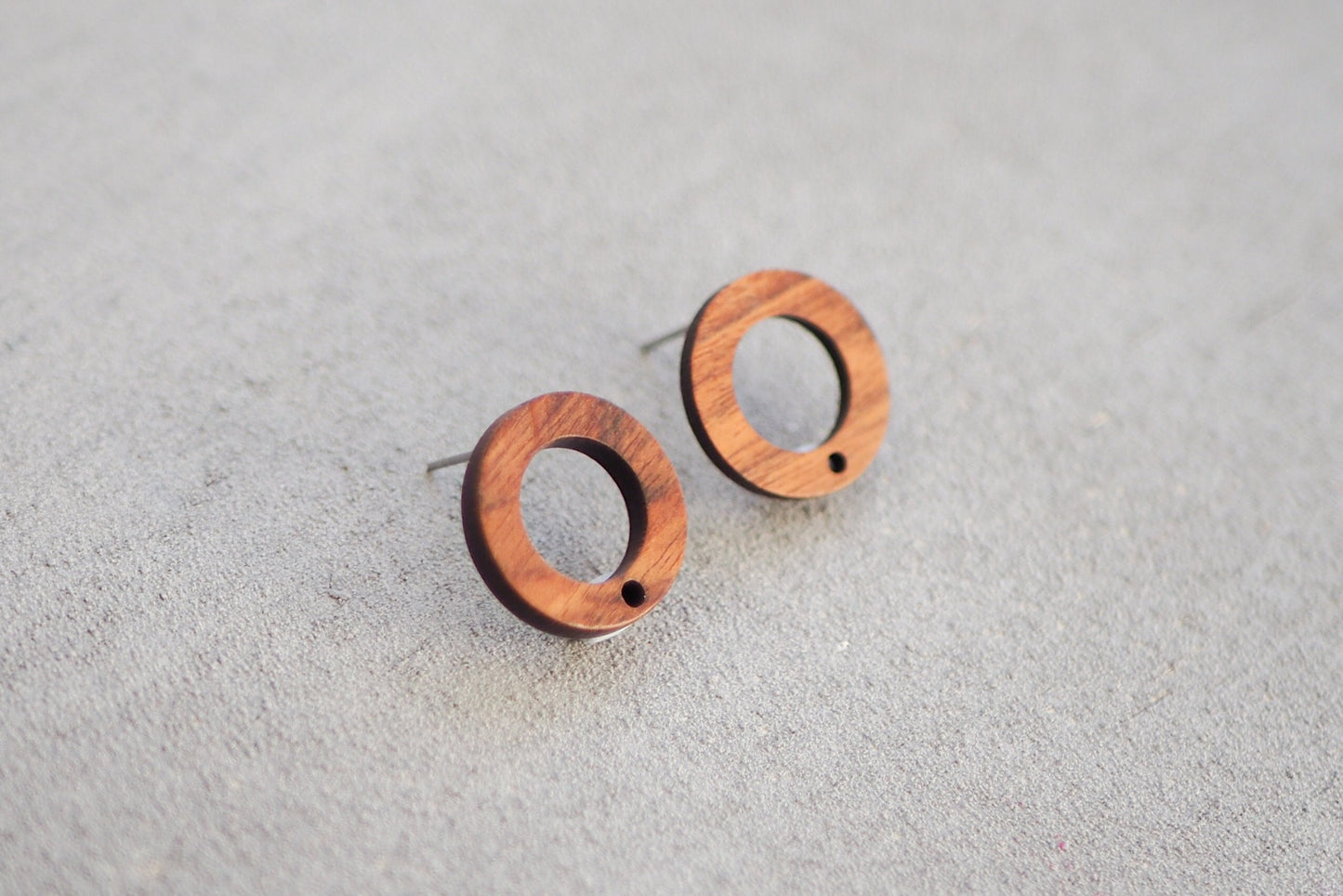 10x Holz Ohrstecker ringförmig, 18mm, Schmuckzubehör für DIY Schmuck, Kreis Rund Ring Walnuss Holz Ohrringe Ohrschmuck