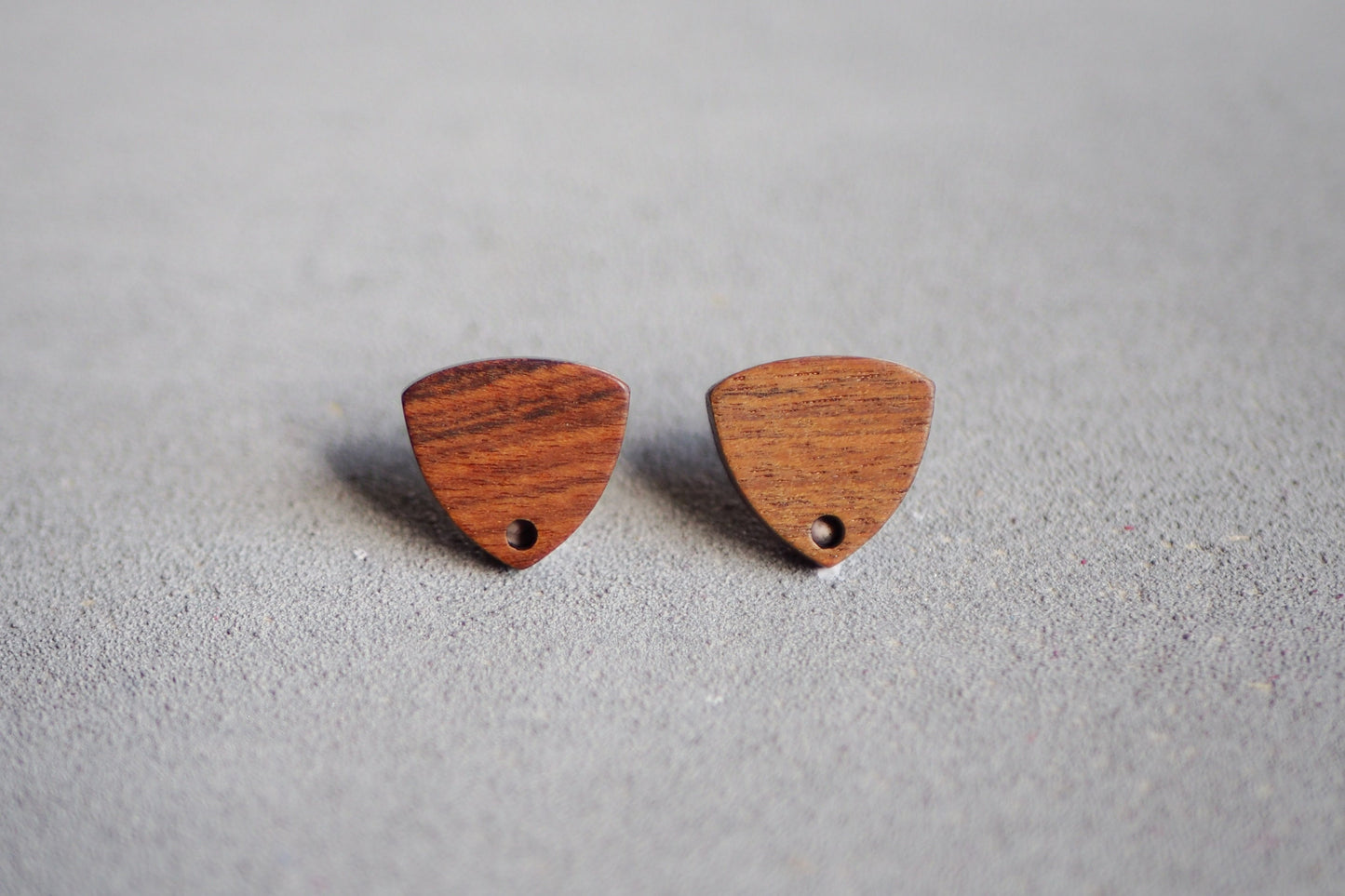 10x Holz Ohrstecker dreieckig, 14mm x 13mm, Schmuckzubehör für DIY Schmuck, Dreieck Walnuss Holz Ohrringe Ohrschmuck