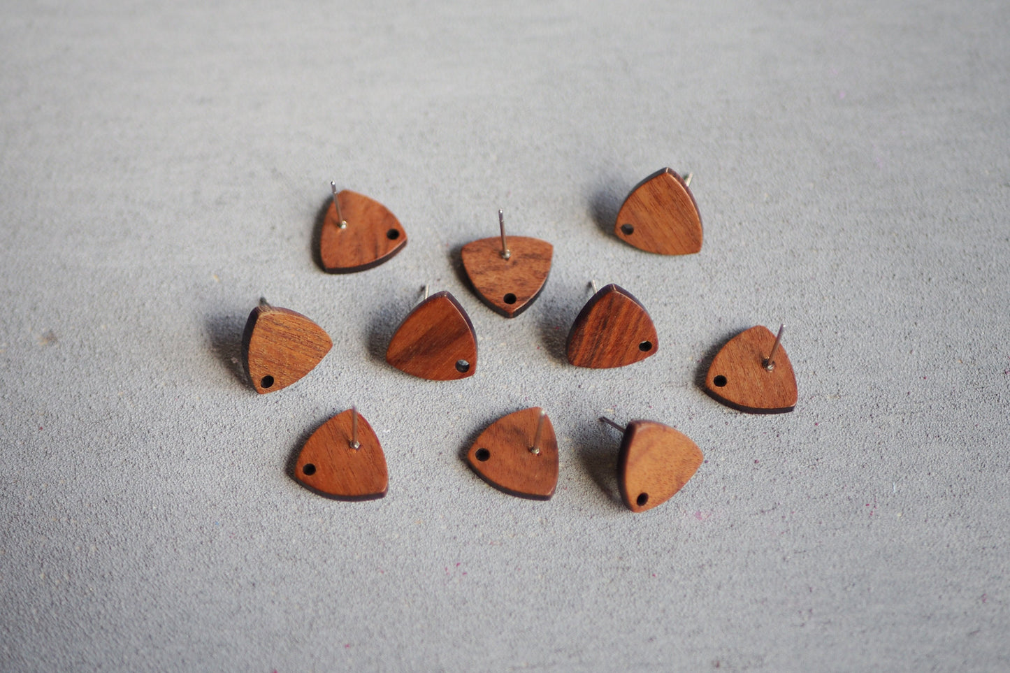 10x Holz Ohrstecker dreieckig, 14mm x 13mm, Schmuckzubehör für DIY Schmuck, Dreieck Walnuss Holz Ohrringe Ohrschmuck