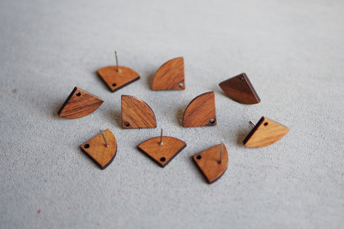 10x Holz Ohrstecker 1/4 Kreis, 14mm x 13mm, Schmuckzubehör für DIY Schmuck, Kuchenstück Viertelkreis Rund, Walnuss Holz Ohrringe Ohrschmuck