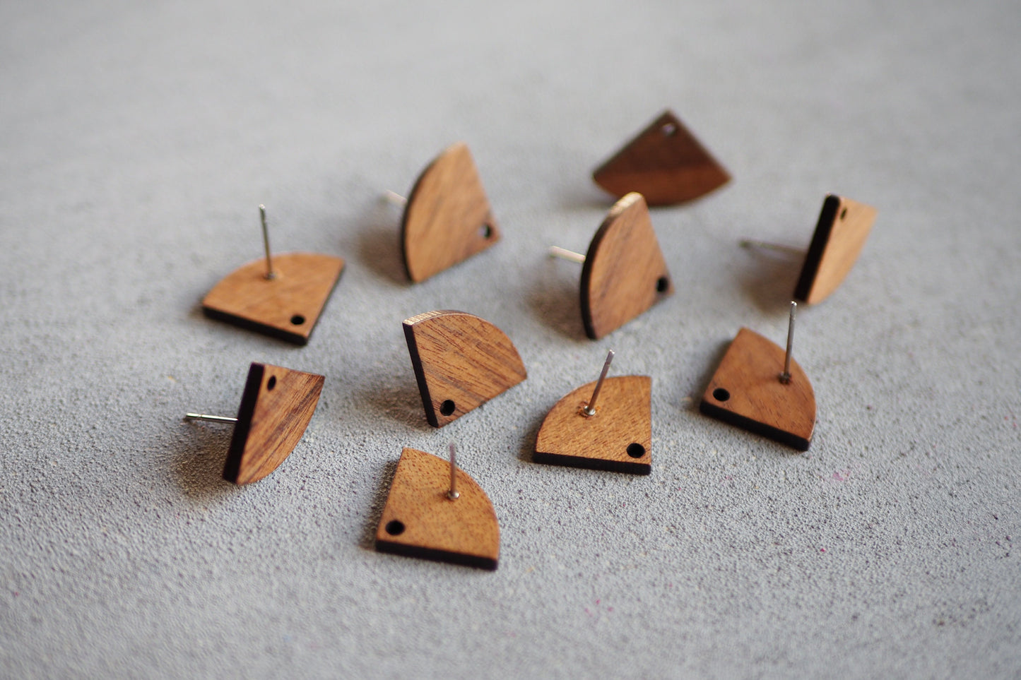 10x Holz Ohrstecker 1/4 Kreis, 14mm x 13mm, Schmuckzubehör für DIY Schmuck, Kuchenstück Viertelkreis Rund, Walnuss Holz Ohrringe Ohrschmuck
