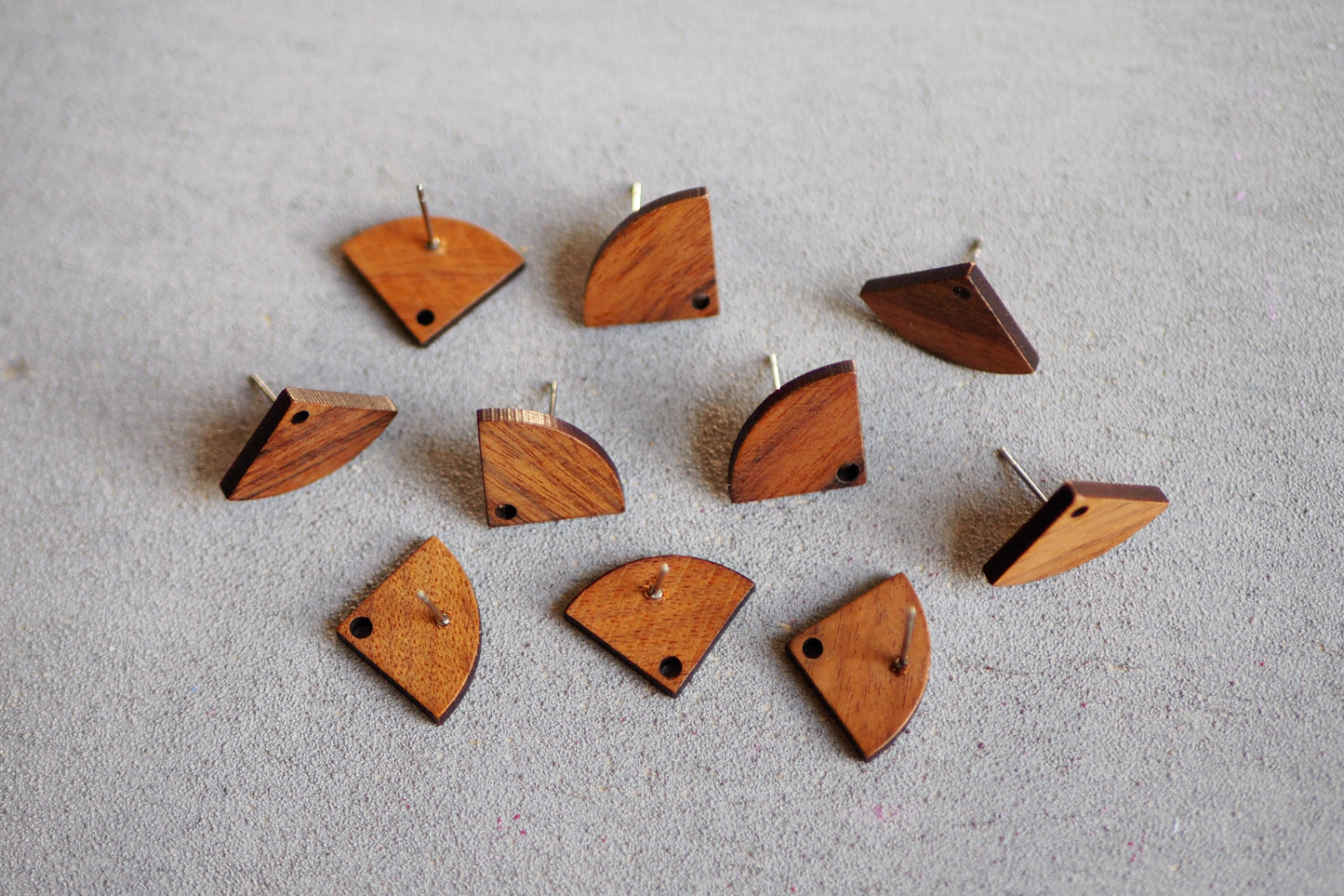 10x Holz Ohrstecker 1/4 Kreis, 14mm x 13mm, Schmuckzubehör für DIY Schmuck, Kuchenstück Viertelkreis Rund, Walnuss Holz Ohrringe Ohrschmuck