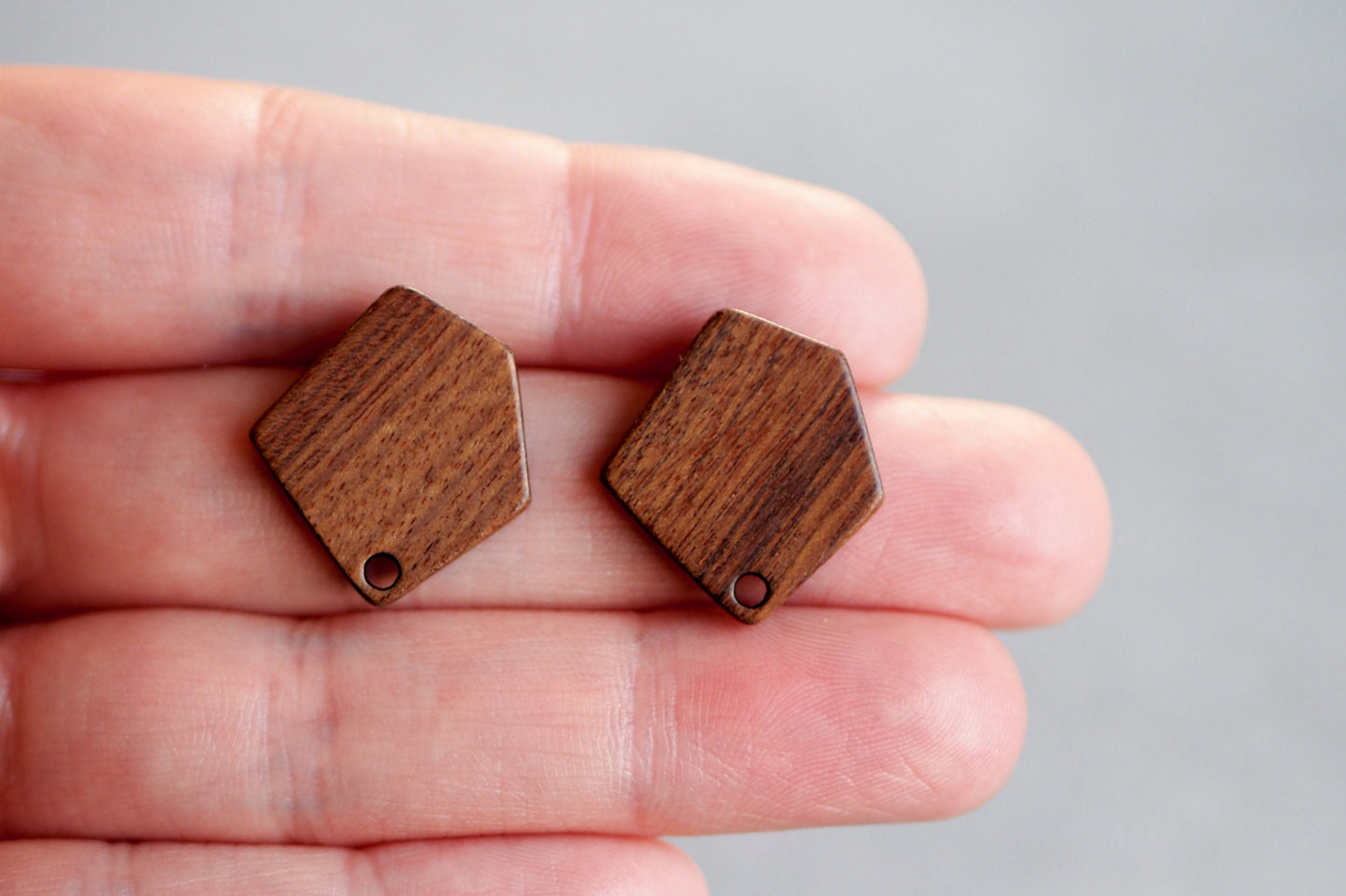 10x Holz Ohrstecker asymmetrisch, 21mm x 19mm, Schmuckzubehör für DIY Schmuck, Fünfeck Vieleck, Walnuss Holz Ohrringe Ohrschmuck