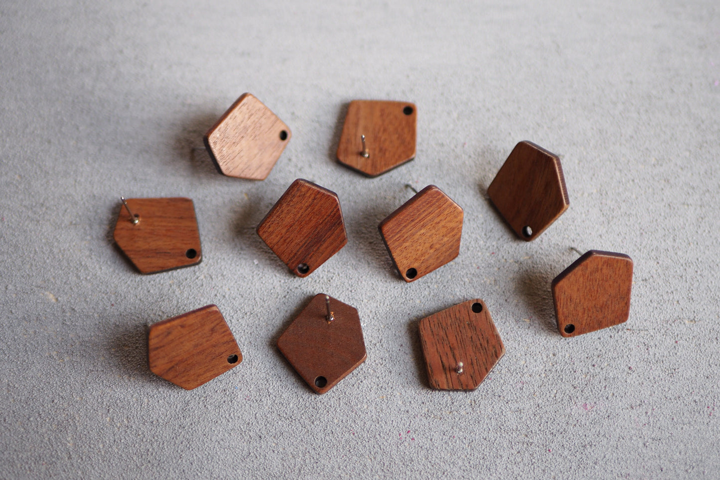 10x Holz Ohrstecker asymmetrisch, 21mm x 19mm, Schmuckzubehör für DIY Schmuck, Fünfeck Vieleck, Walnuss Holz Ohrringe Ohrschmuck