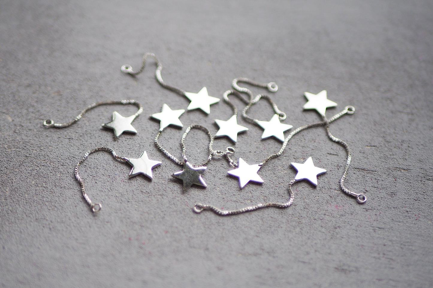 10 Stern Anhänger an Kette aus Messing, echt vergoldet o. platiniert, 56mm x 12mm, Weihnachten Sterne Ketten, Schmuckzubehör Gold Silber