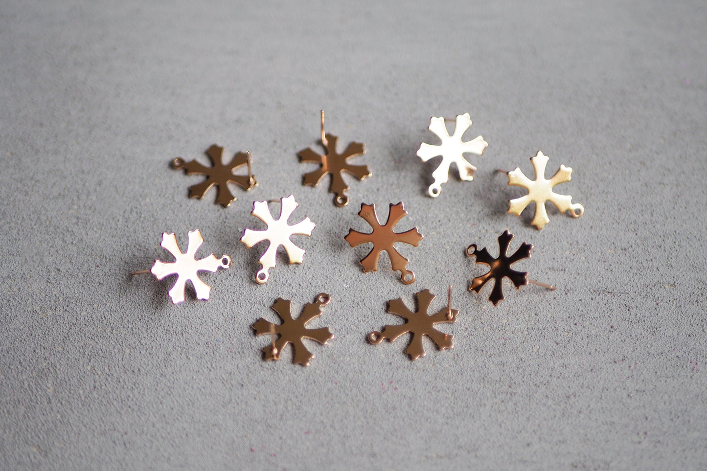 10x Schneeflocken Ohrstecker aus Edelstahl, Gold Silber Roségold, Schnee Winter Schneestern Eisblume Weihnachten Strahlen, Schmuckzubehör